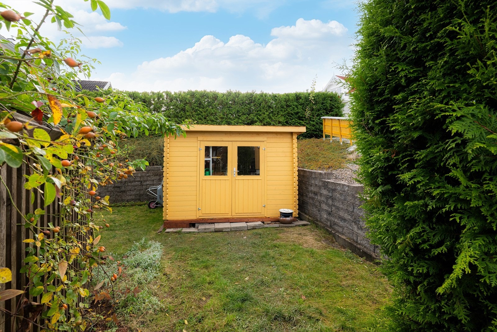 På tomten er det for øvrig oppført diverse støttemurer og gjerde, samt er det i hagen oppført en frittstående bod i 2025. Galleribilde