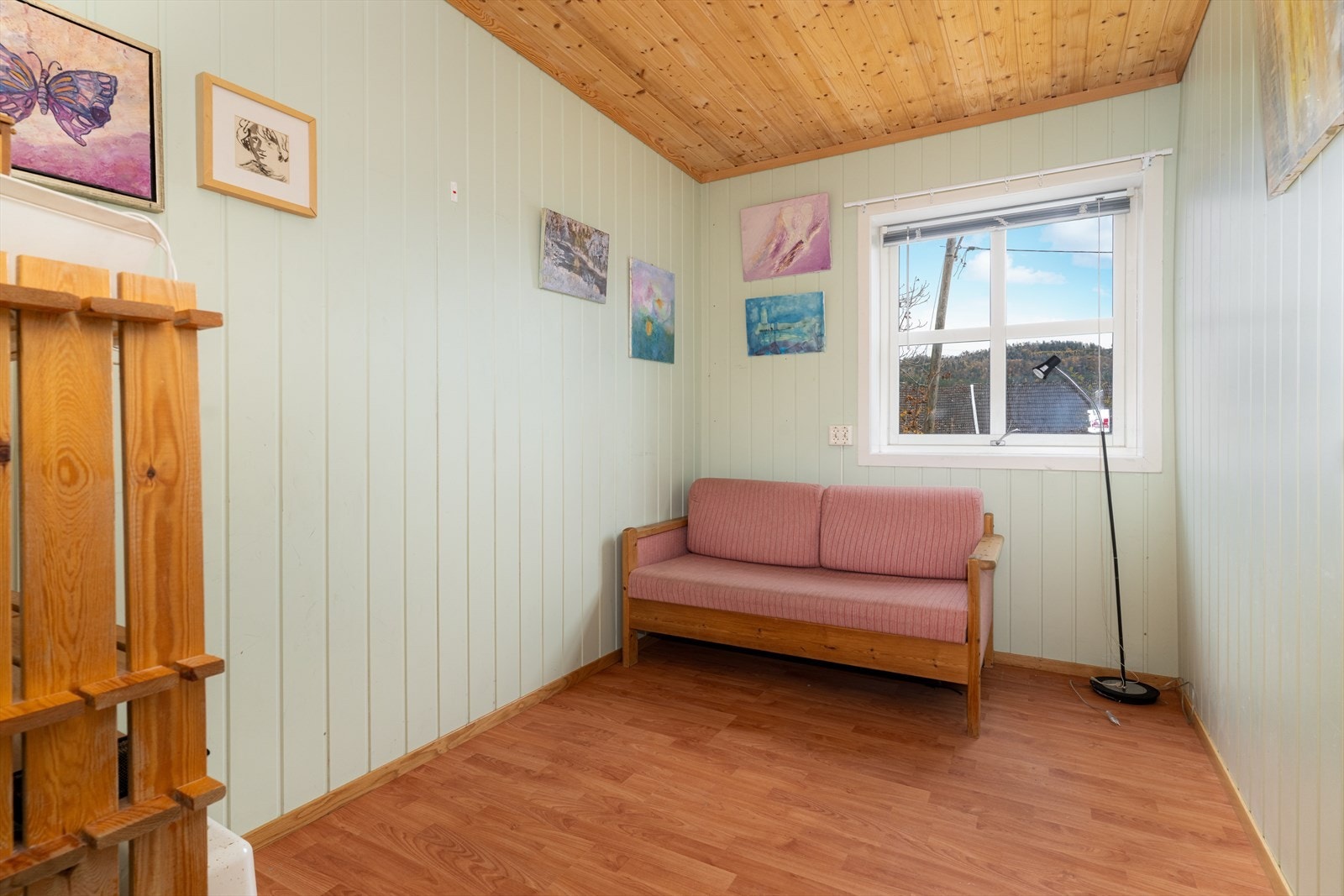 I sokkeletasjen er det for øvrig innredet et oppholdsrom (tidl. disp. rom), uten at dette er søkt om eller godkjent av kommunen. Galleribilde