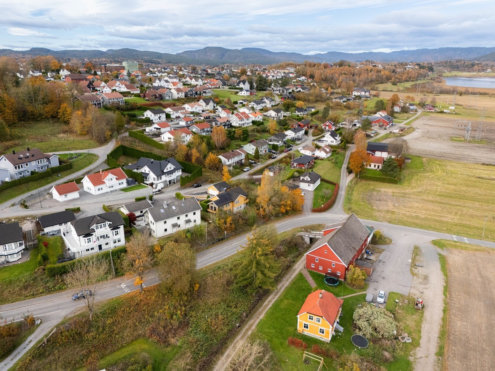 Nærhet også til flere flotte tur- og rekreasjonsområder. På østsiden av Gjerpensdalen finnes det en rekke populære turstier og turmål! Galleribilde