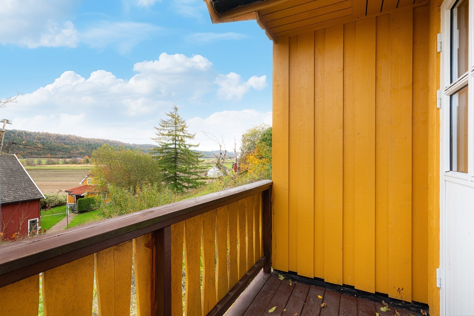 Fra hovedsoverommet er det utgang til en liten og usjenert luftebalkong mot øst, med noe utsikt til det flotte kulturlandskapet i Gjerpensdalen! Galleribilde