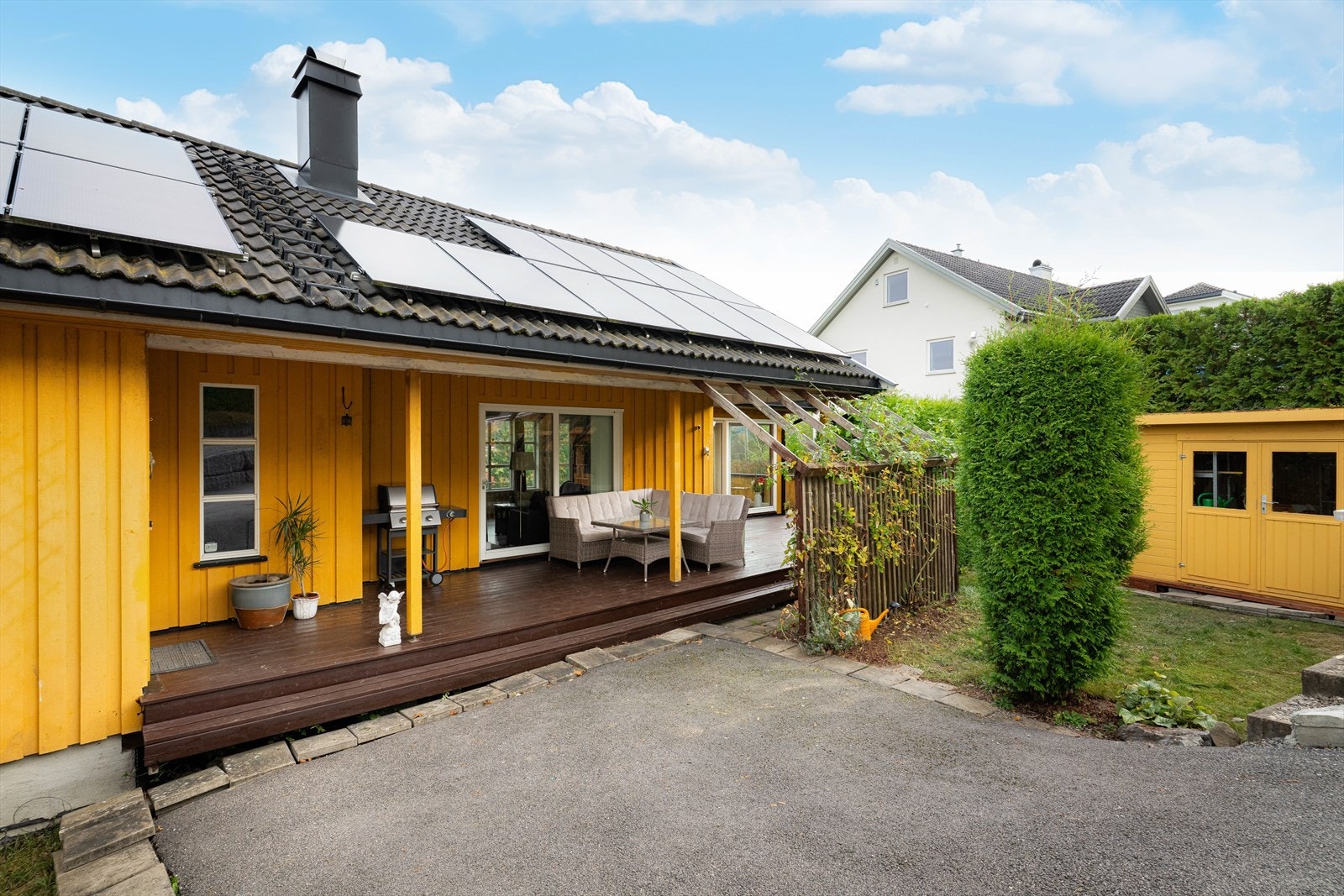 På tomten er det også oppført en frittstående bod i 2025. Videre er boligen påkostet med solcelleanlegg på utvendig tak i 2020/21. Galleribilde