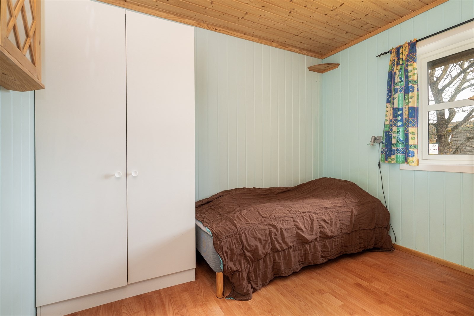 Soverommene har også doble garderobeskap for klesoppbevaring. Det er laminat på gulv og malte panelplater på vegger. Galleribilde