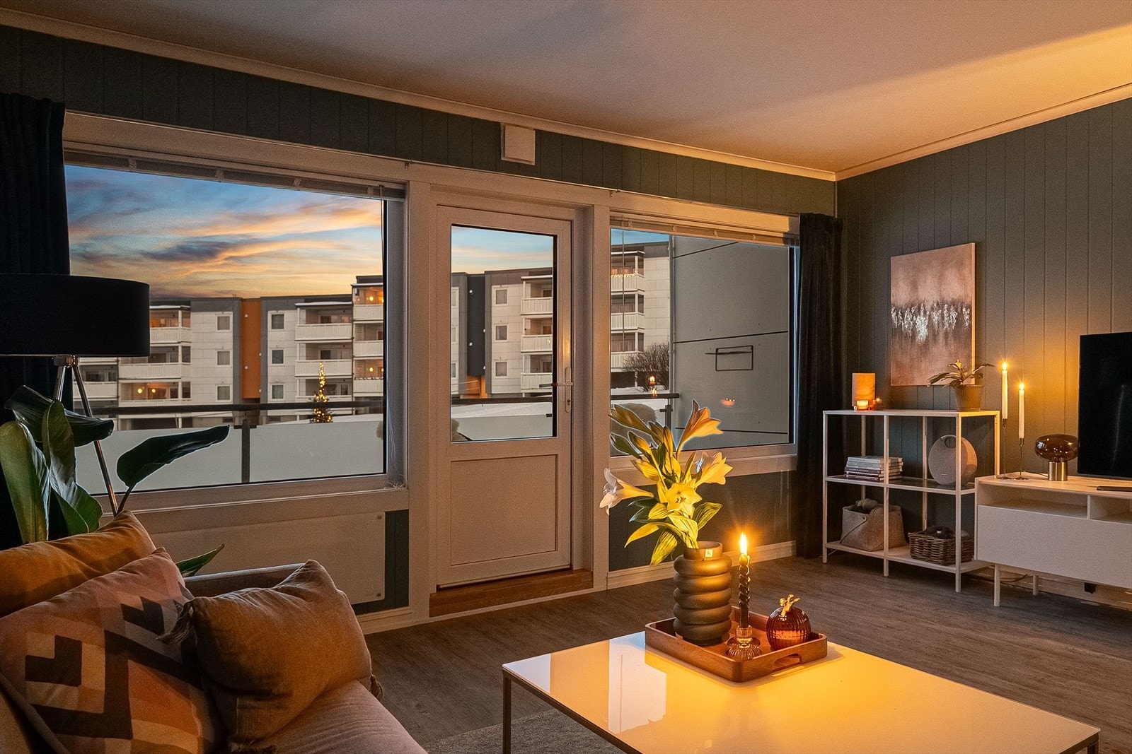 Romslig stue på 24m² gir mulighet for ulik møblering. Galleribilde