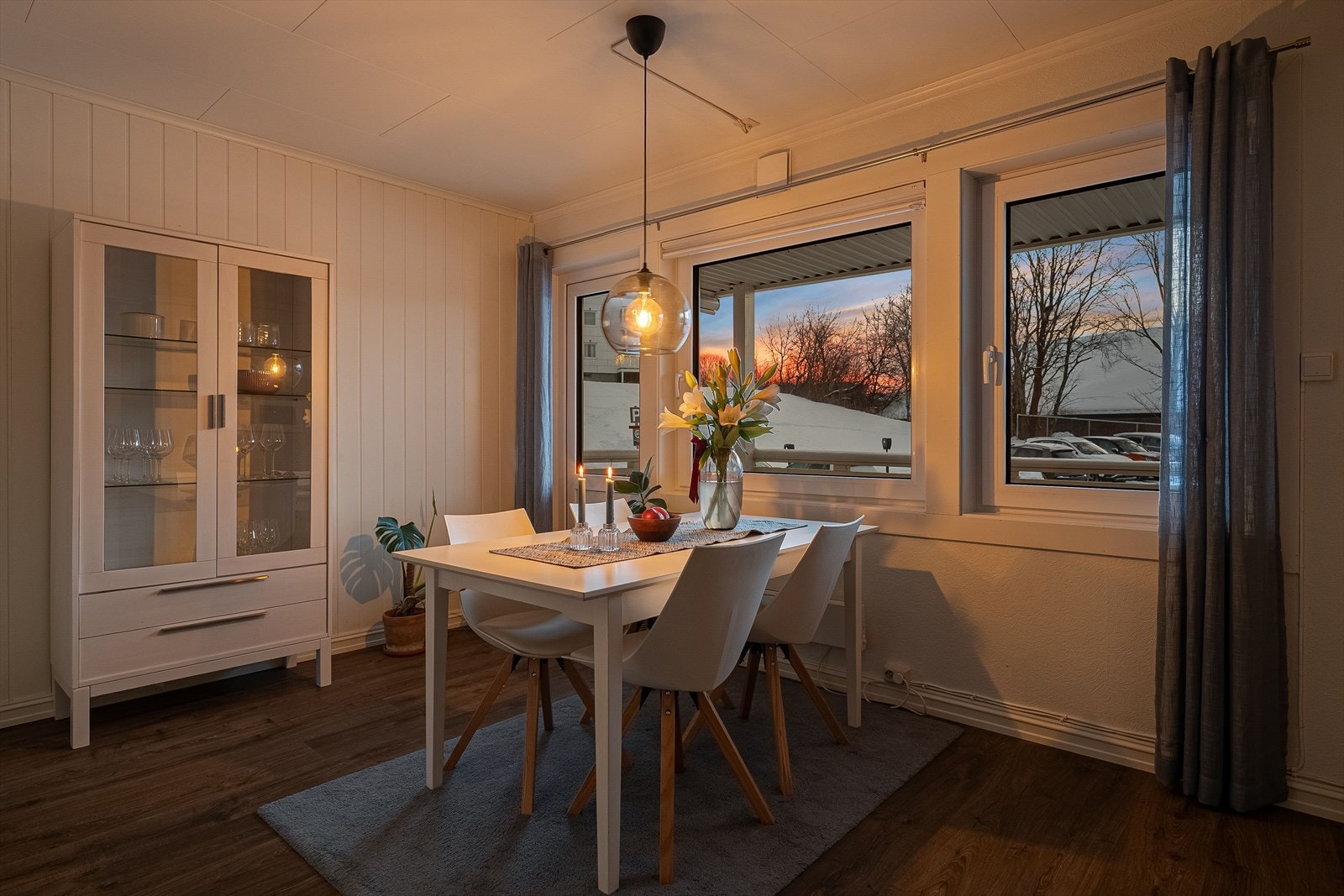 Leiligheten har internt areal på 77 m². Samt tilgang til tre boder i kjelleretasjen på til sammen 13 m². Galleribilde