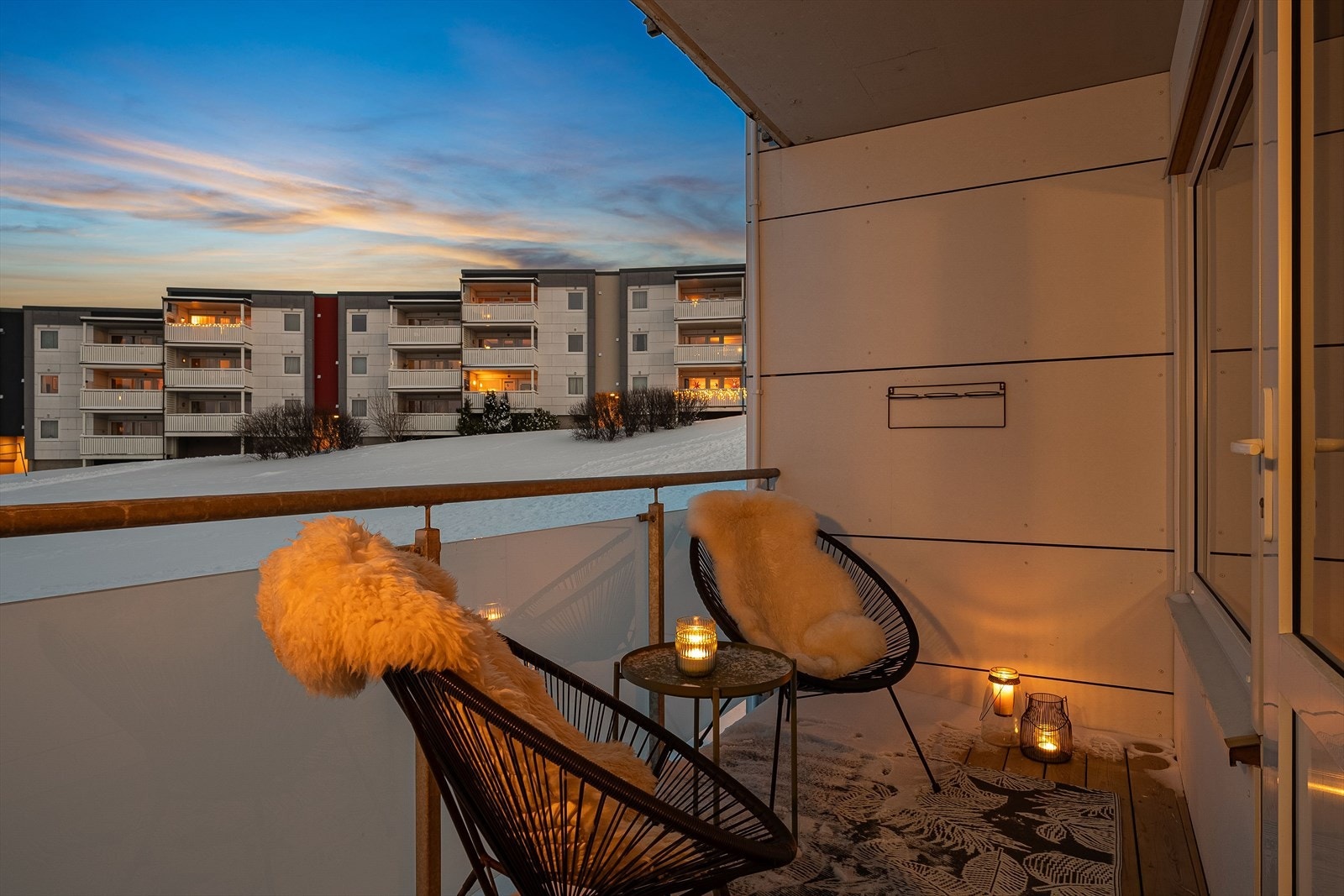 Fra stuen får du direkte utgang til en balkong på 6m² som har morgen og formiddagssol. Galleribilde