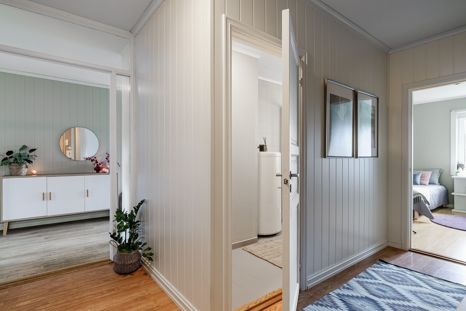 Badet er trekkt tilbake fra både stue og kjøkken, men samtidlig enkel adkomst fra begge soverommene. Galleribilde