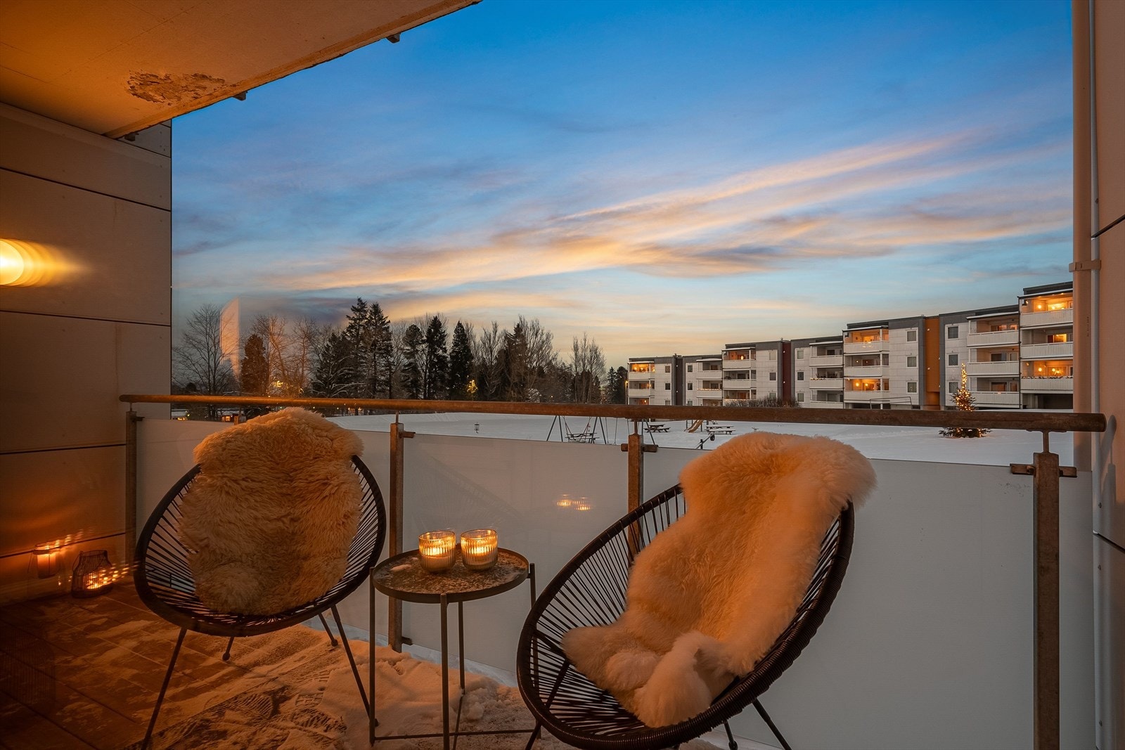 Borettslaget har store fellesområder med plen- og lekearealer. Galleribilde