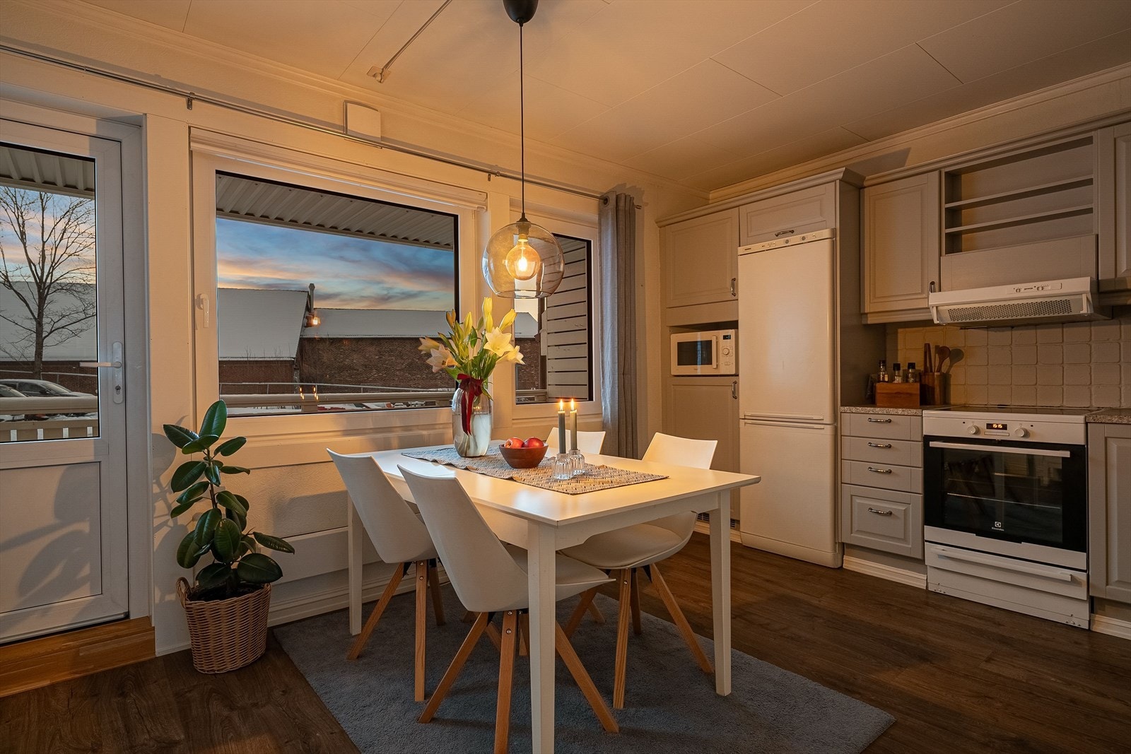 Hvitevarer som mikroovn, kombiskap (Kjøleskap med fryser), stekeovn og oppvaskmaskin medfølger handelen. Galleribilde