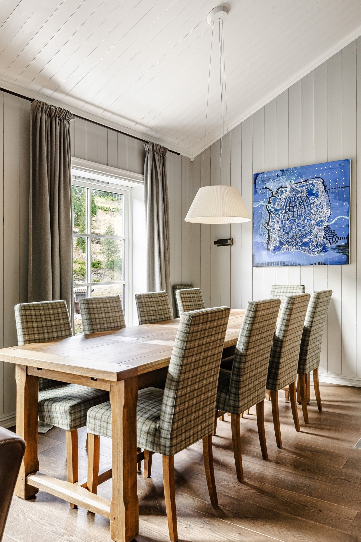 Det er plass til et spisebord av god størrelse. Her kan det dekkes på til mange! Galleribilde