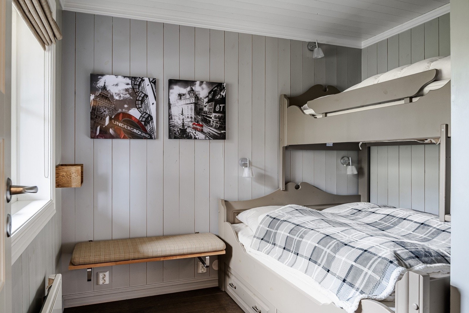 Soverommene er pene og romslige soverom som egner seg godt som barnerom eller gjesterom. Plassbebygd køyseng. Galleribilde