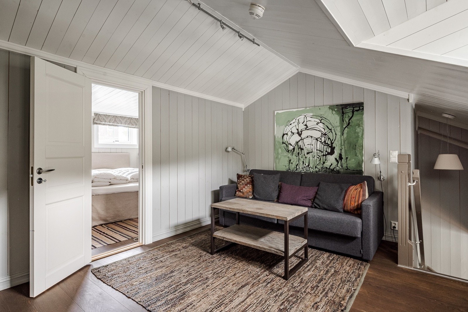 Lun og hyggelig loftstue som passer perfekt som TV-stue. Galleribilde