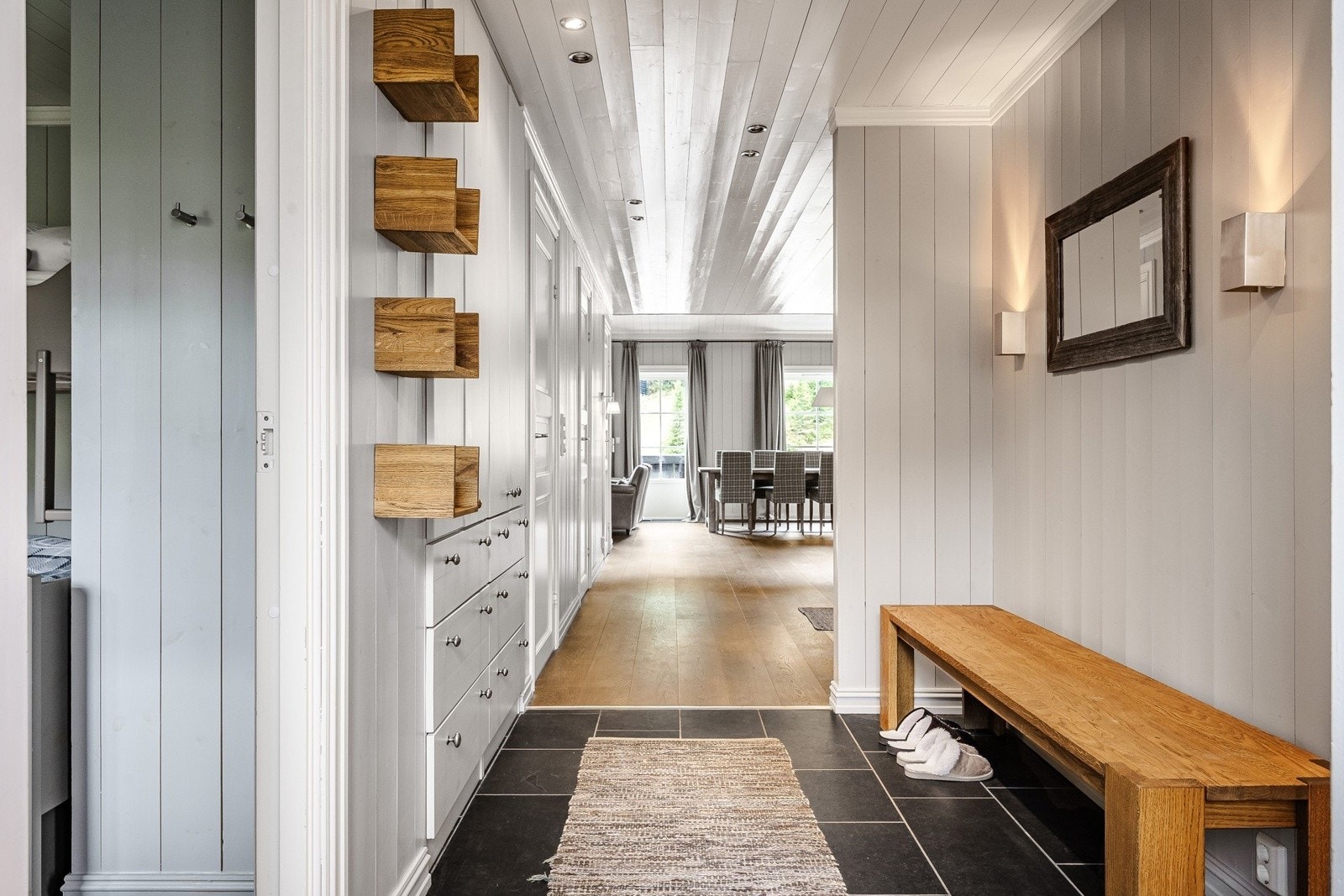 Lys og innbydende entré med plass til yttertøy og sko. Galleribilde