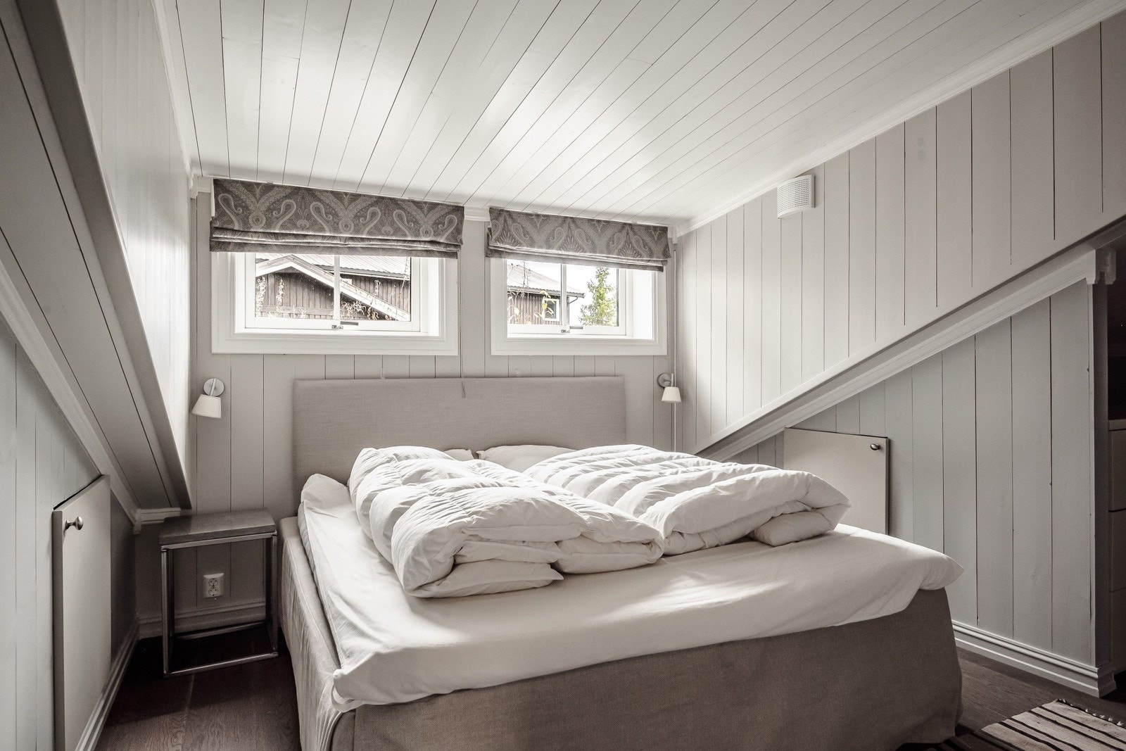 Lyse overflater og naturlig lys skaper et rolig og behagelig miljø. Galleribilde