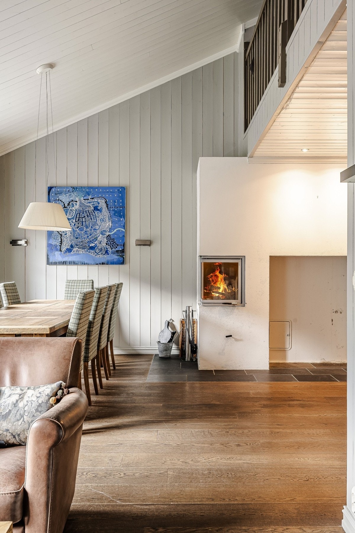 Leilighetens peis skapåer en lun og koselig atmosfære. Bruksmerker på veggene skal utbedres av selger. Galleribilde