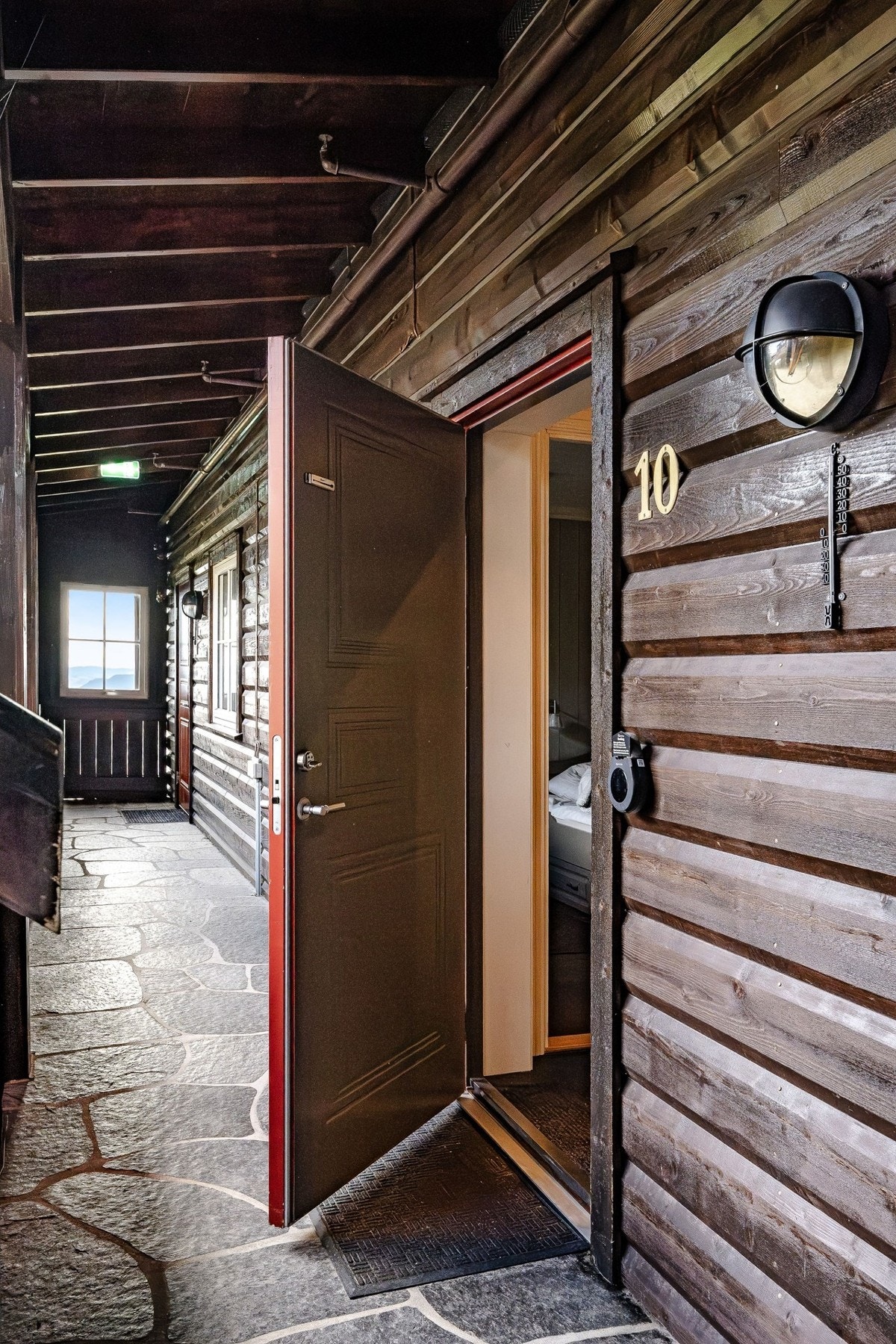 Leiligheten har et innbydende inngangsparti. Galleribilde