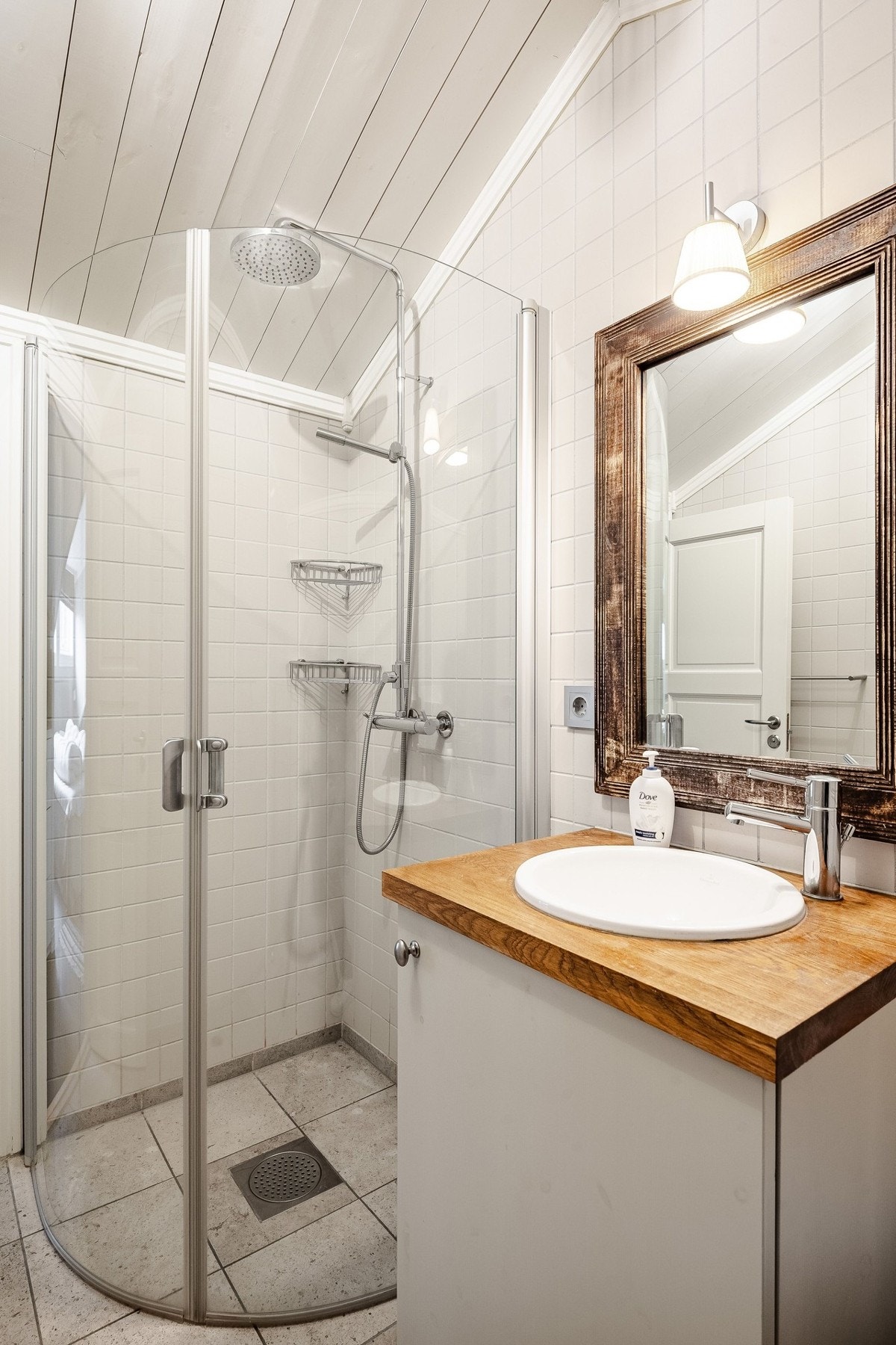 Leilighetens andre bad befinner seg i loftsetasjen med både dusj og toalett. Galleribilde