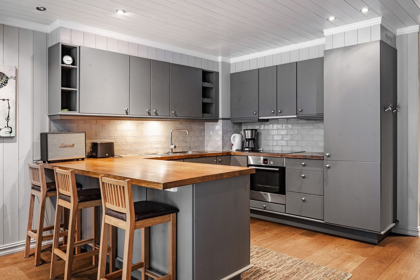 Praktisk utforming som legger til rette for både matlaging og sosialt samvær. Galleribilde