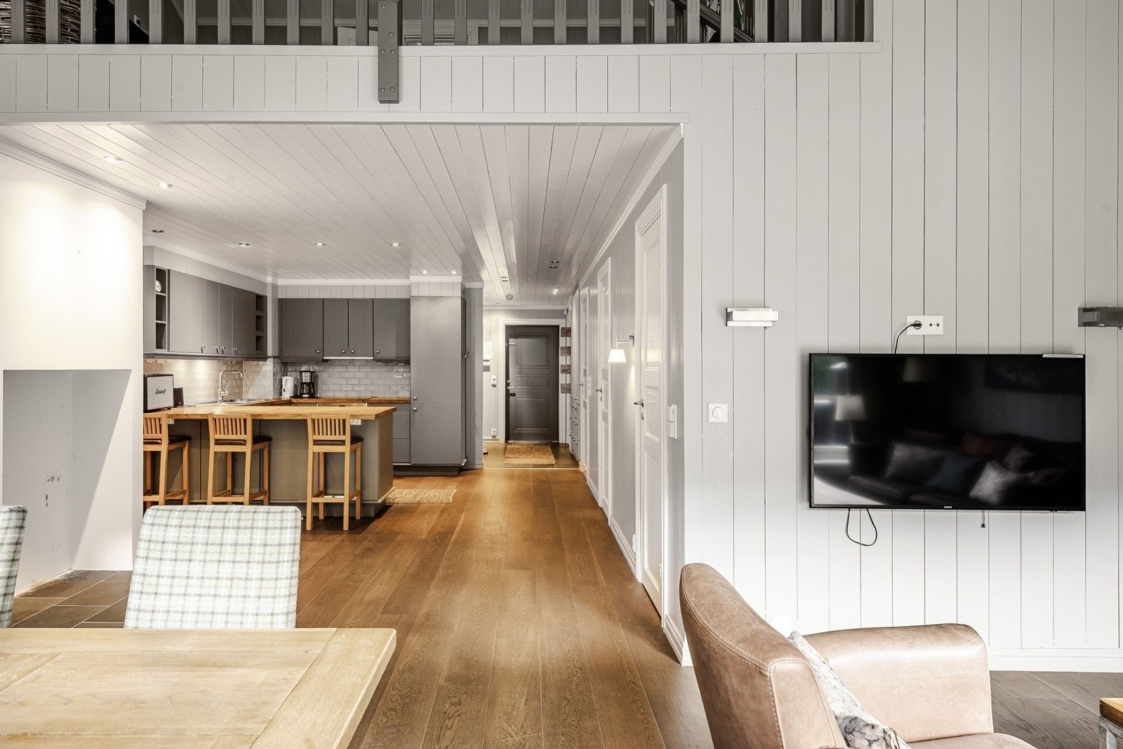 Stuen er fint interegrert sammen med kjøkkenet. Galleribilde