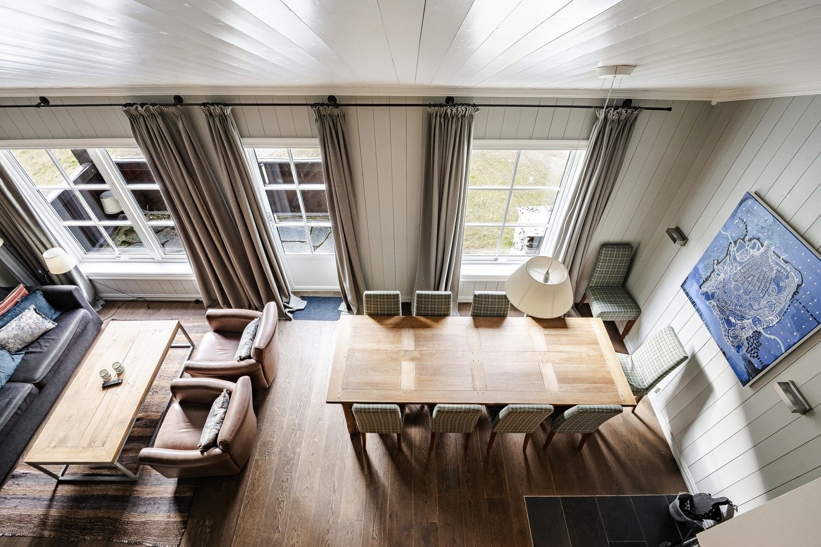 Store vindusflater gir rikelig med naturlig lys og fin utsikt mot uteområdet. Galleribilde