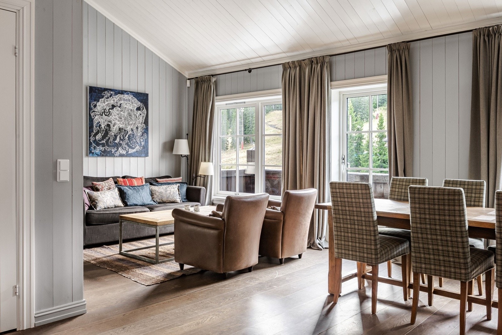 Stor og trivelig stue med plass til både sofagruppe og spisebord. Galleribilde