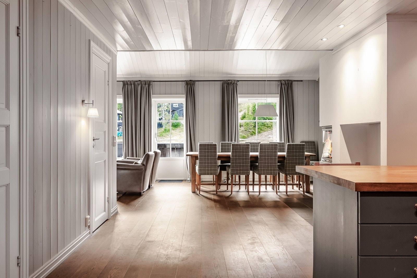 Fra stuen er det utgang til balkongen. Galleribilde