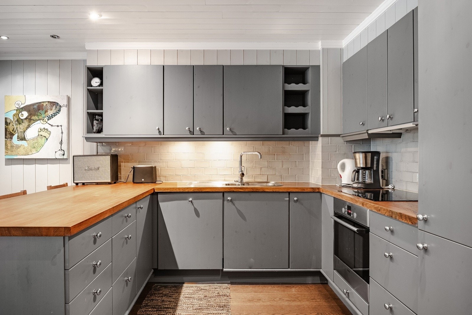 Moderne og pent kjøkken med god skap- og benkeplass. Galleribilde