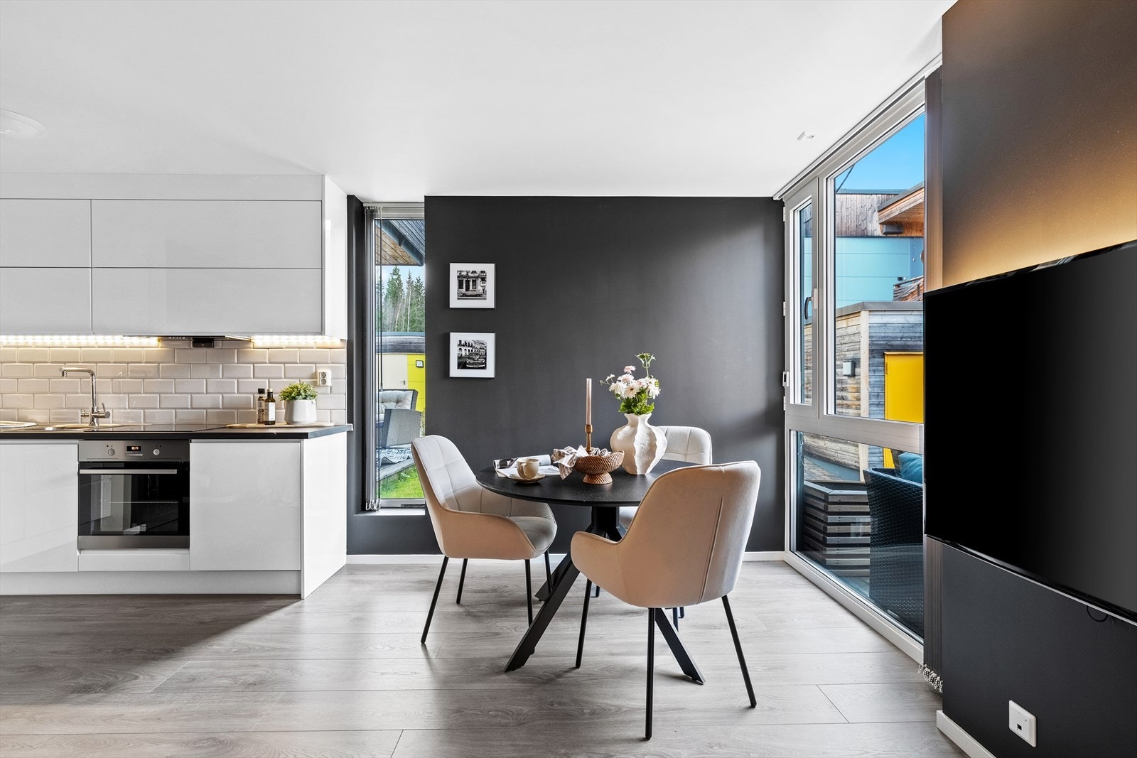 Leiligheten består av 2 soverom i fin størrelse, åpen stue/kjøkkenløsning med adkomst til egen terrasse, moderne og flislagt baderom med varme i gulv, romslig gang, innvendig bod / teknisk rom og utvendig bod med plass til ekstra oppbevaring. Galleribilde