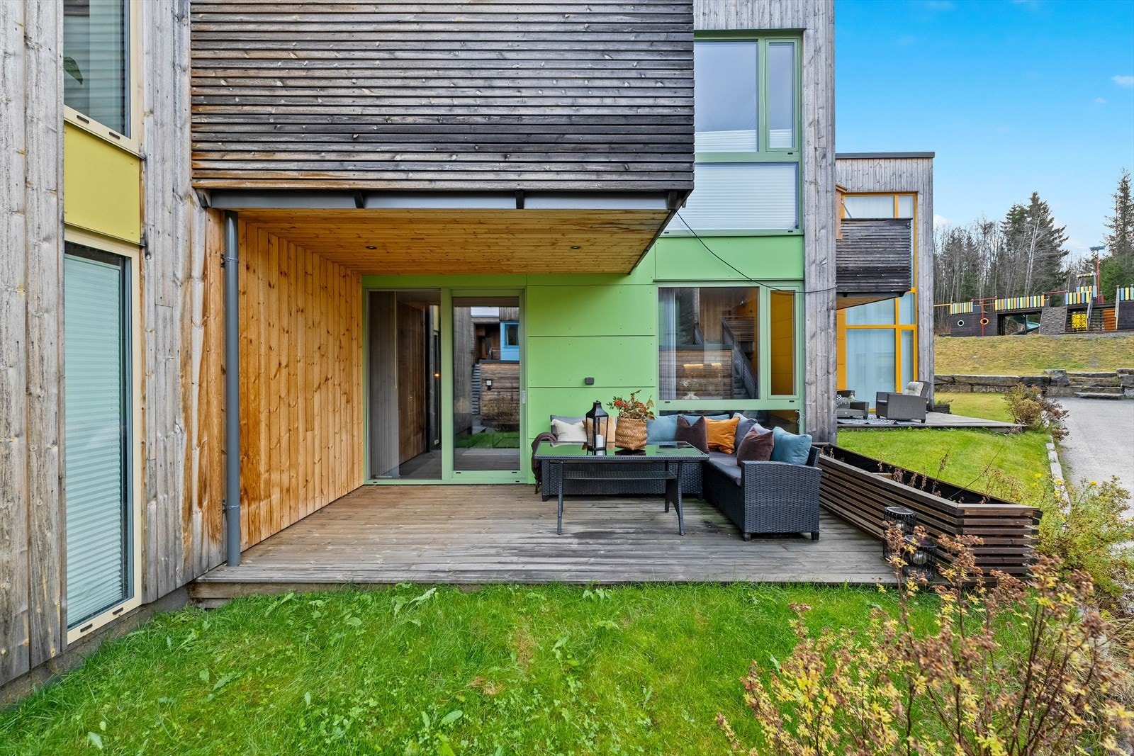 Romslig terrasse med delvis overbygg. Terrassen gir fin plass til utemøblement. Galleribilde