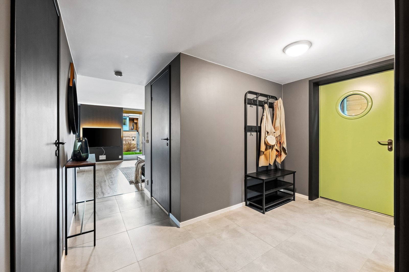 Gang med adkomst til 2 soverom, baderom, bod og stue. Galleribilde