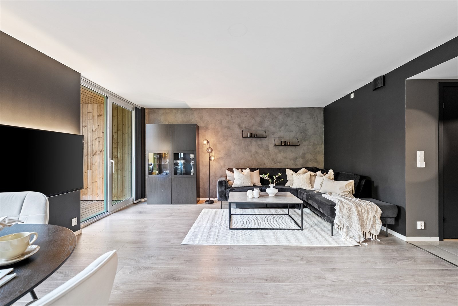 Den åpne løsningen mellom stue og kjøkken gir en god romfølelse. Fra stuen har man adkomst til egen terrasse med delvis overbygg. Galleribilde