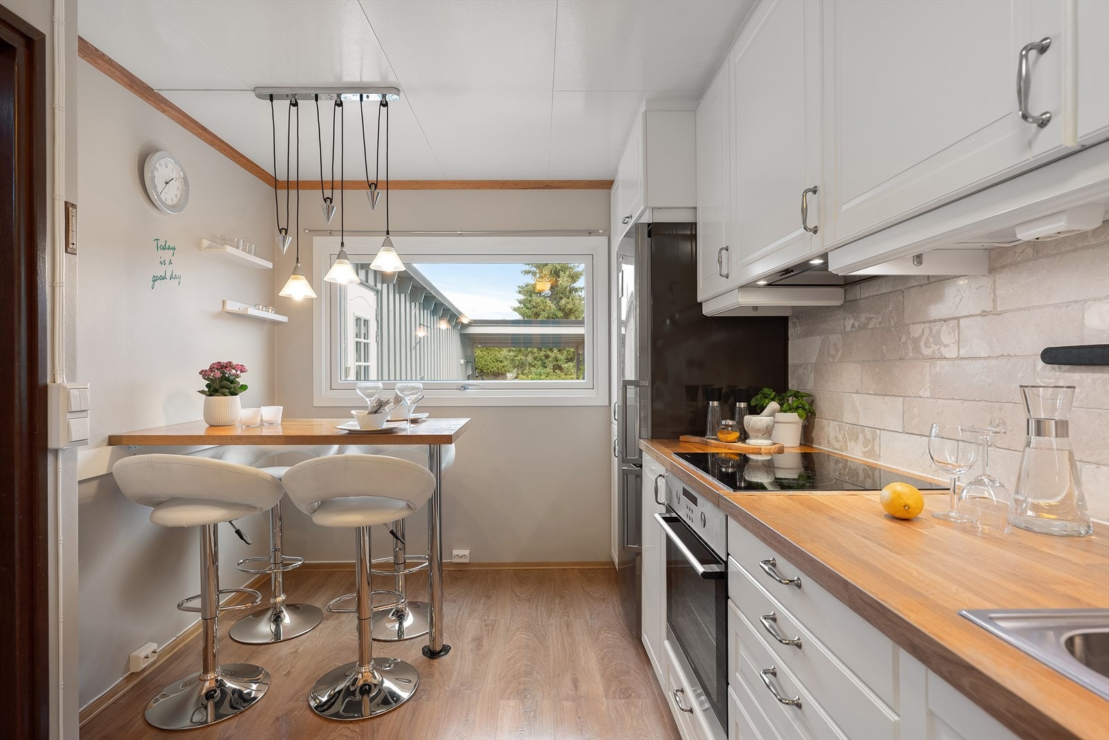 Kjøkken med spiseplass Galleribilde