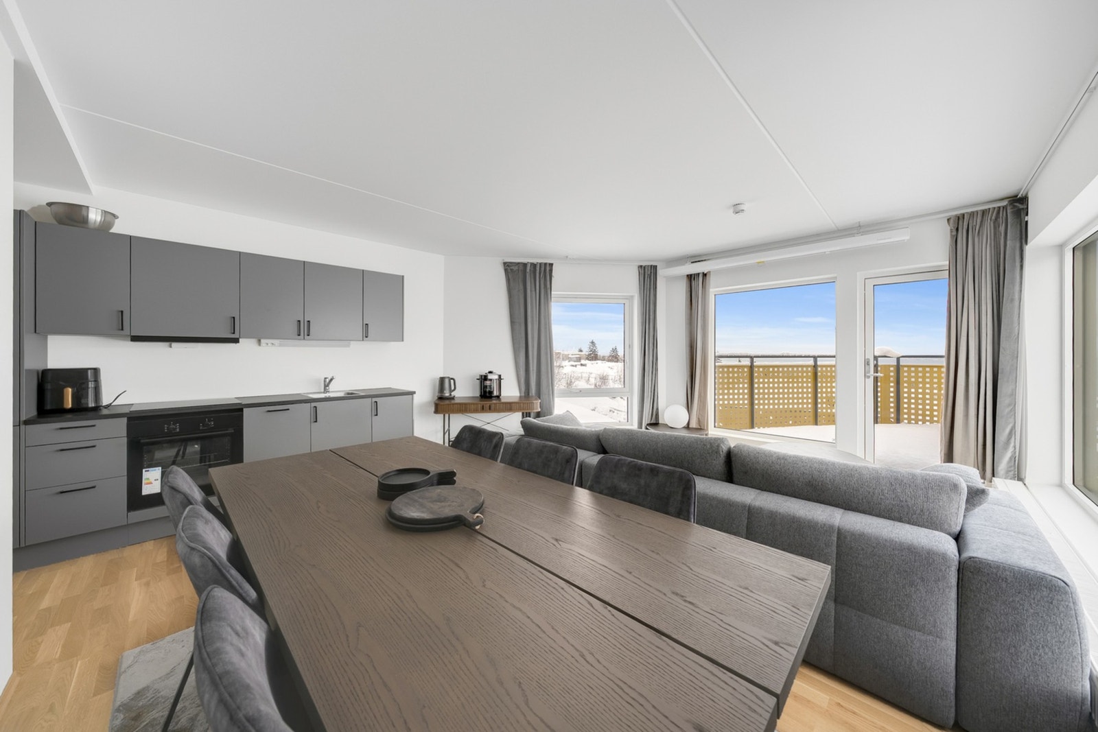 Leiligheten har en åpen stue-/kjøkkenløsning på 29 kvm. Galleribilde