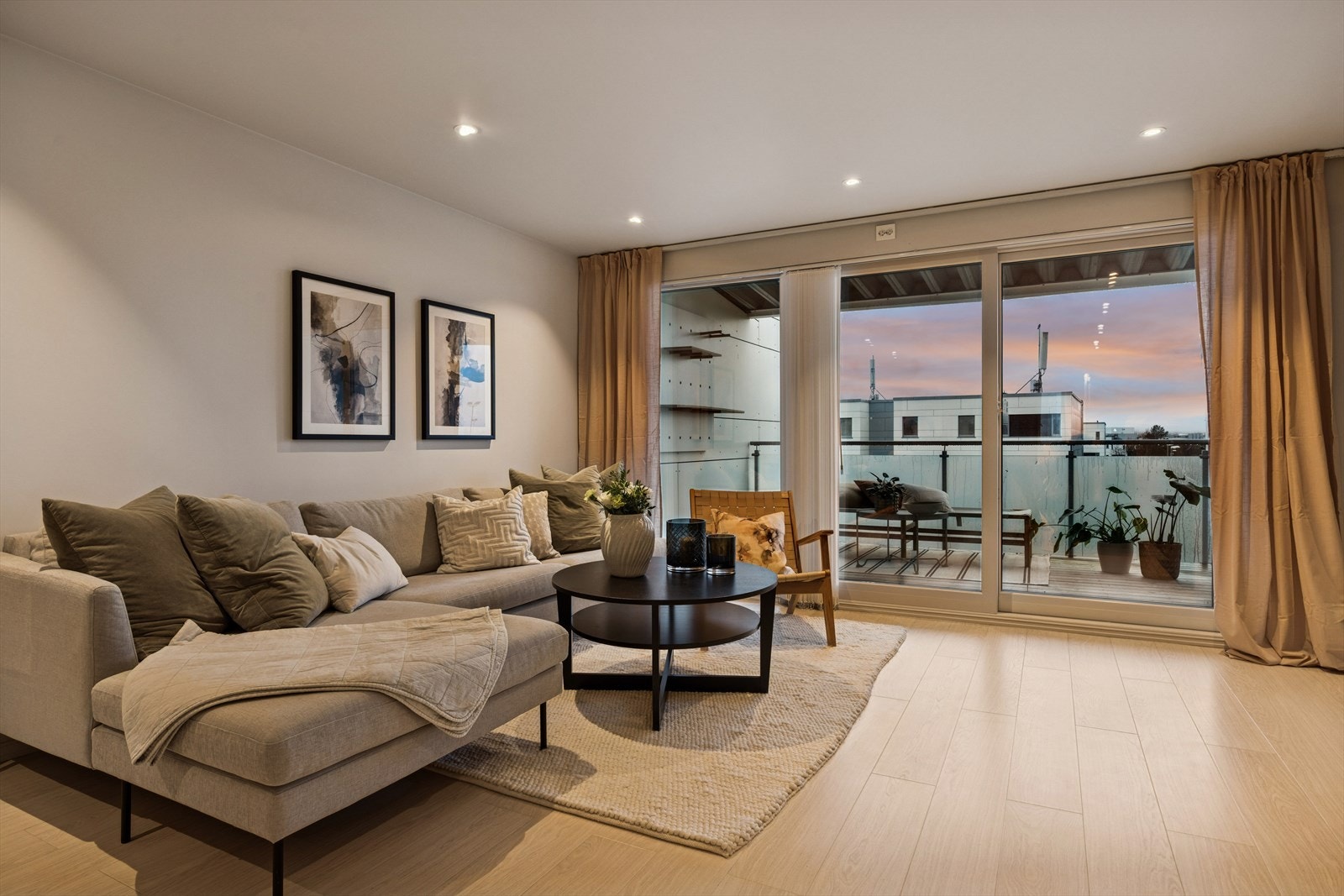 Herlig og romslig stue (28,1 m²) med store vindusflater som slipper inn mye naturlig lys. Adkomst til balkong via skyvedører. Balkongen fungerer som en forlengelse av stuen, på varme sommerdager. Galleribilde