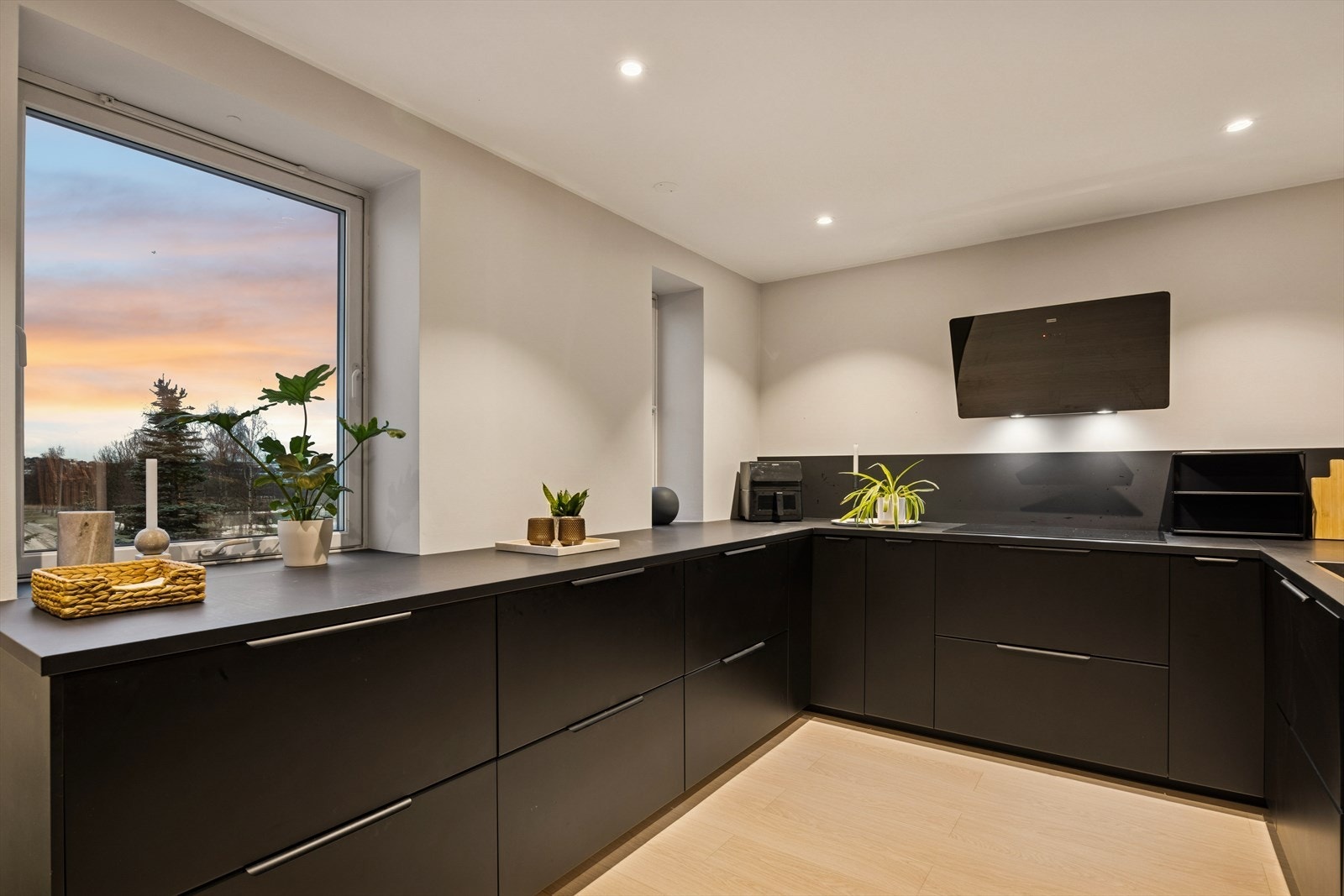 Er du glad i å lage mat, så er dette kjøkkenet for deg. God arbeidsplass på benken, moderne hvitevarer og fin utsikt. Galleribilde