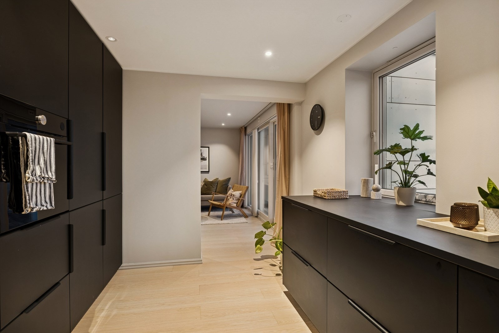 Kjøkkenet er avgrenset fra stuen. Her har du integrerte hvitevarer som komfyr, koketopp, oppvaskmaskin og kjøleskap med fryser. Galleribilde