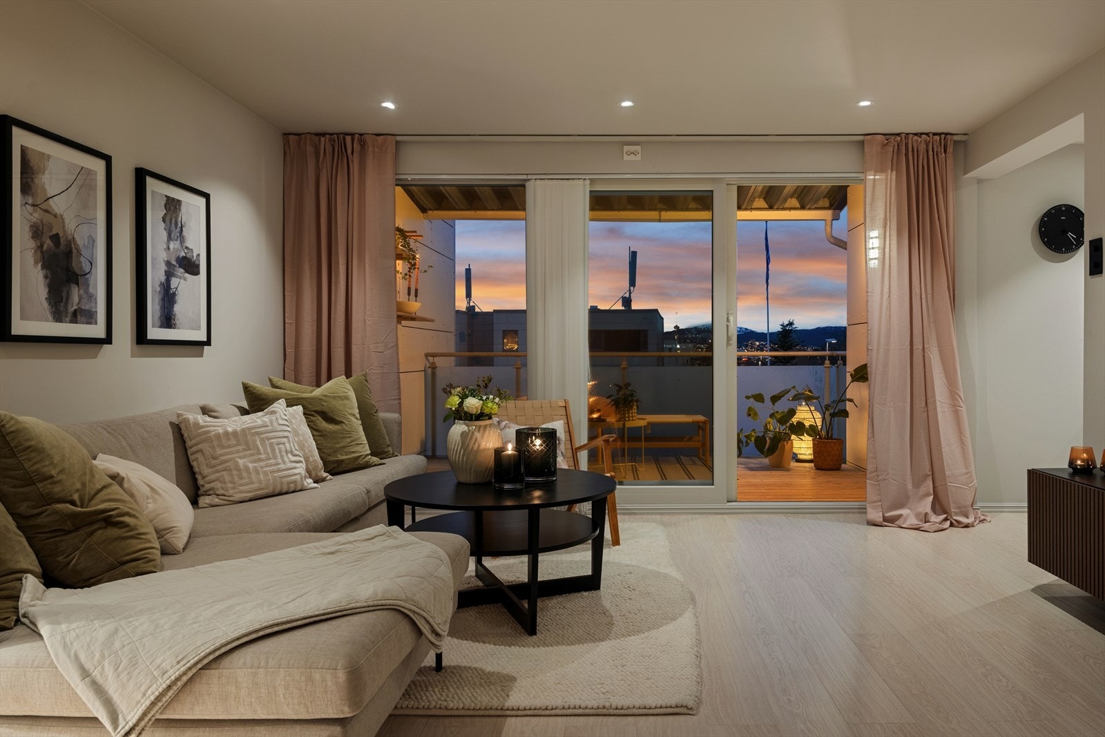 En meget delikat leilighet med moderne farger og tidsriktige detaljer. Hele leiligheten ble malt opp i 2025. Vedfyring på stuen gir god varme på kalde vinterdager. Galleribilde