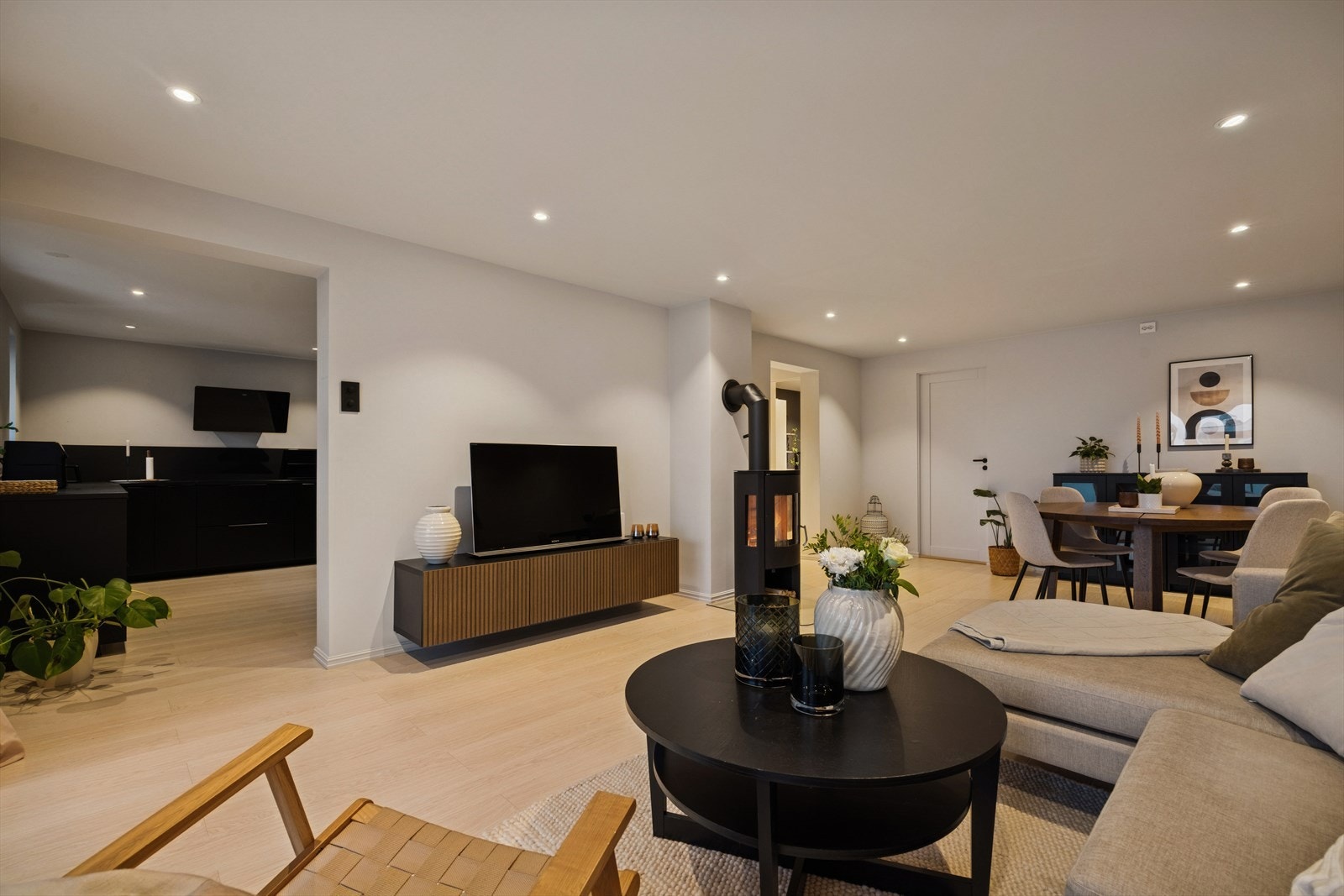 Leiligheten har åpen løsning mellom stue og kjøkken. Galleribilde