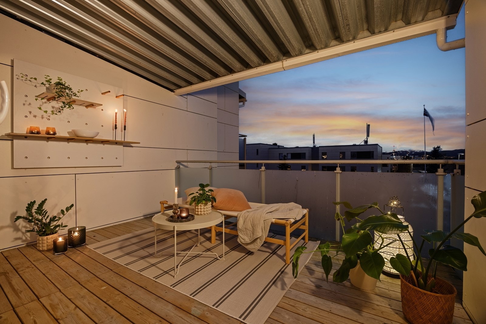 Balkong på 11 m² til stor glede på gode og varme sommerdager. Her kan du nyte solen fra ca. kl. 15.00 til solnedgang. Galleribilde