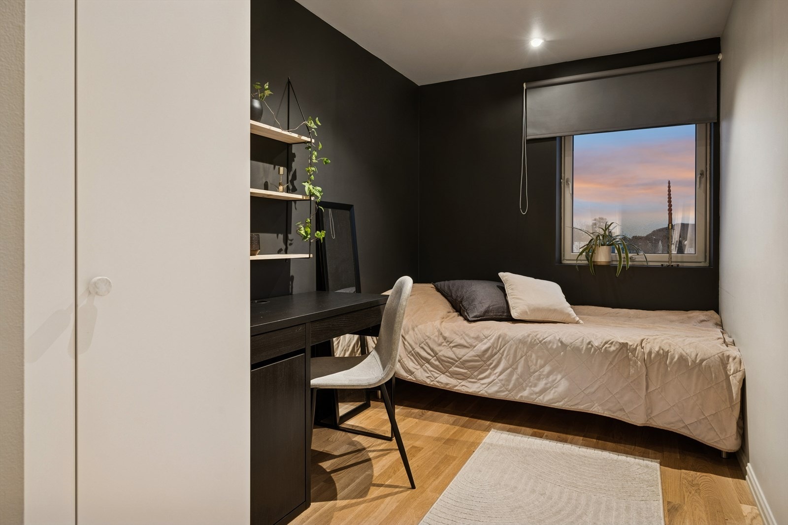 Delikat soverom malt i en pen og tidsriktig farge som gir rommet en god atmosfære. Galleribilde