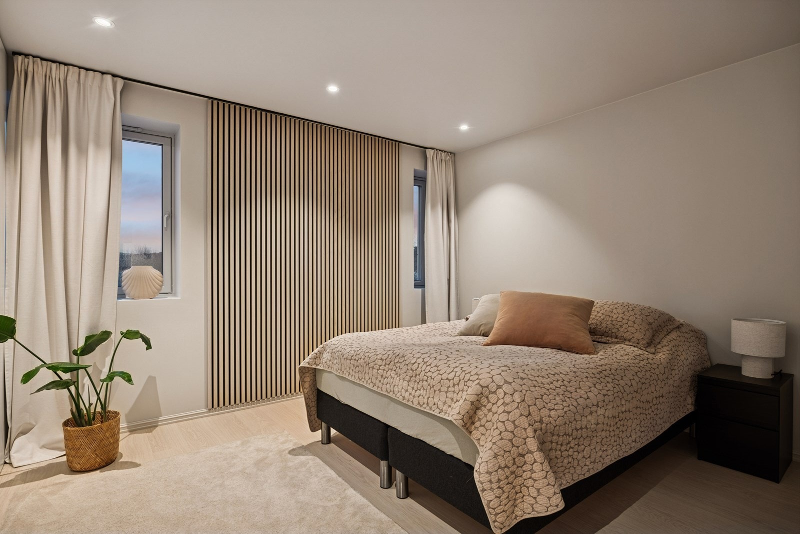 Delikat og romslig soverom (13,5 m²) med stilren spilevegg, en flott kombinasjon av varme detaljer og moderne design. Galleribilde