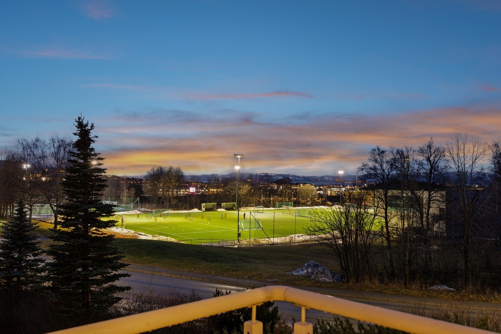Pen utsikt mot grønne uteområder og harmoniske boligfelt , en perfekt kombinasjon av natur og nærmiljø. Galleribilde