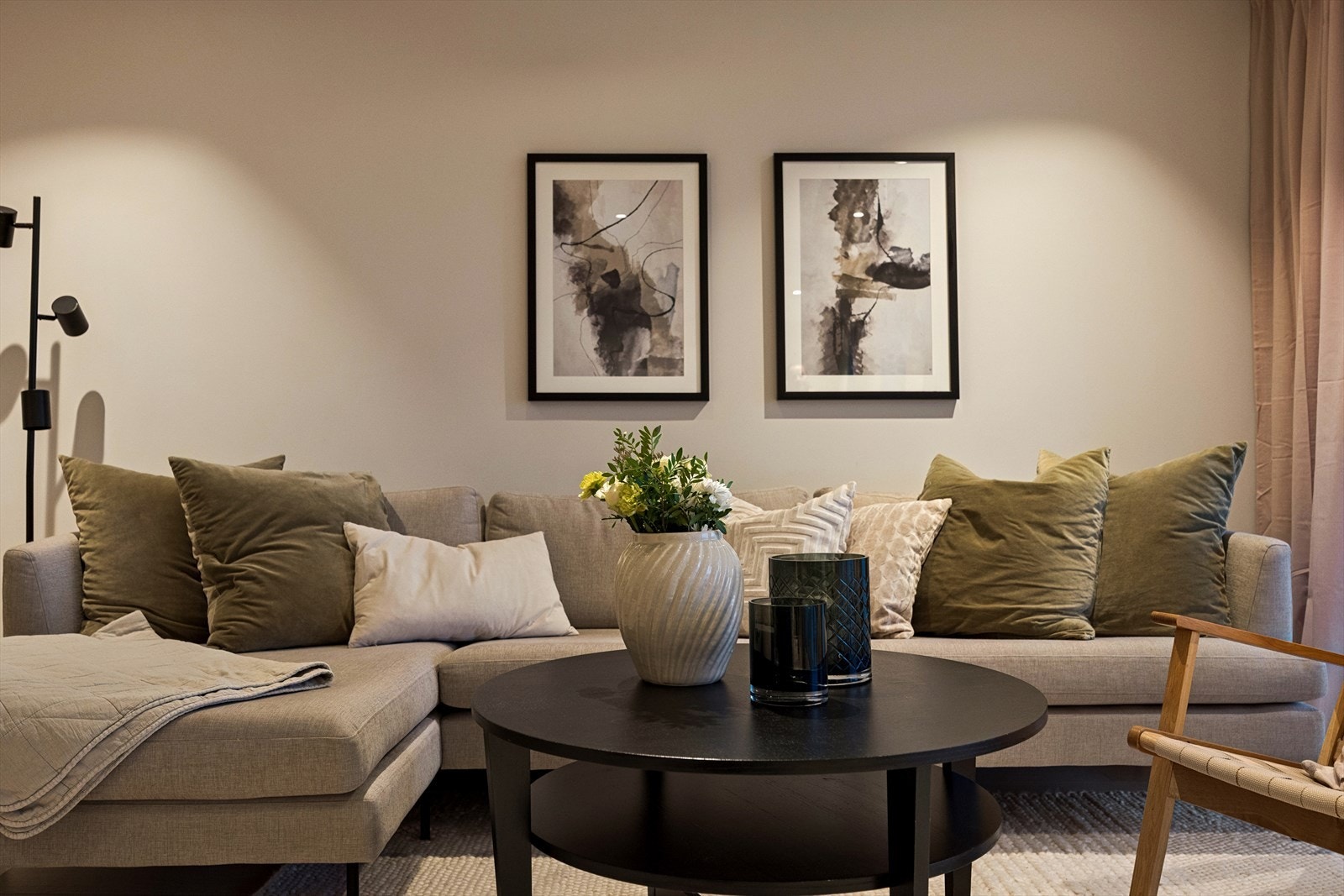 Lun og moderne stue i dus og tidsriktig fargetone, et perfekt samspill mellom ro og stil. Galleribilde