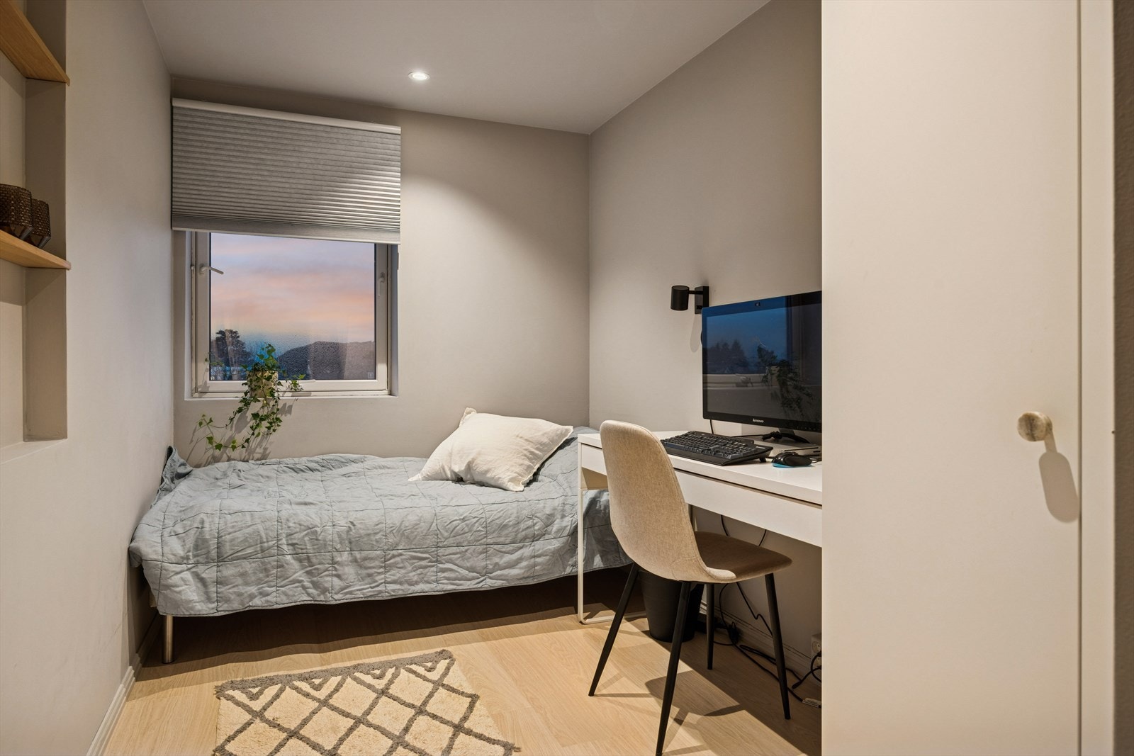 Meget pent soverom med praktisk plass til hjemmekontor, en fin kombinasjon av komfort og funksjonalitet. Galleribilde