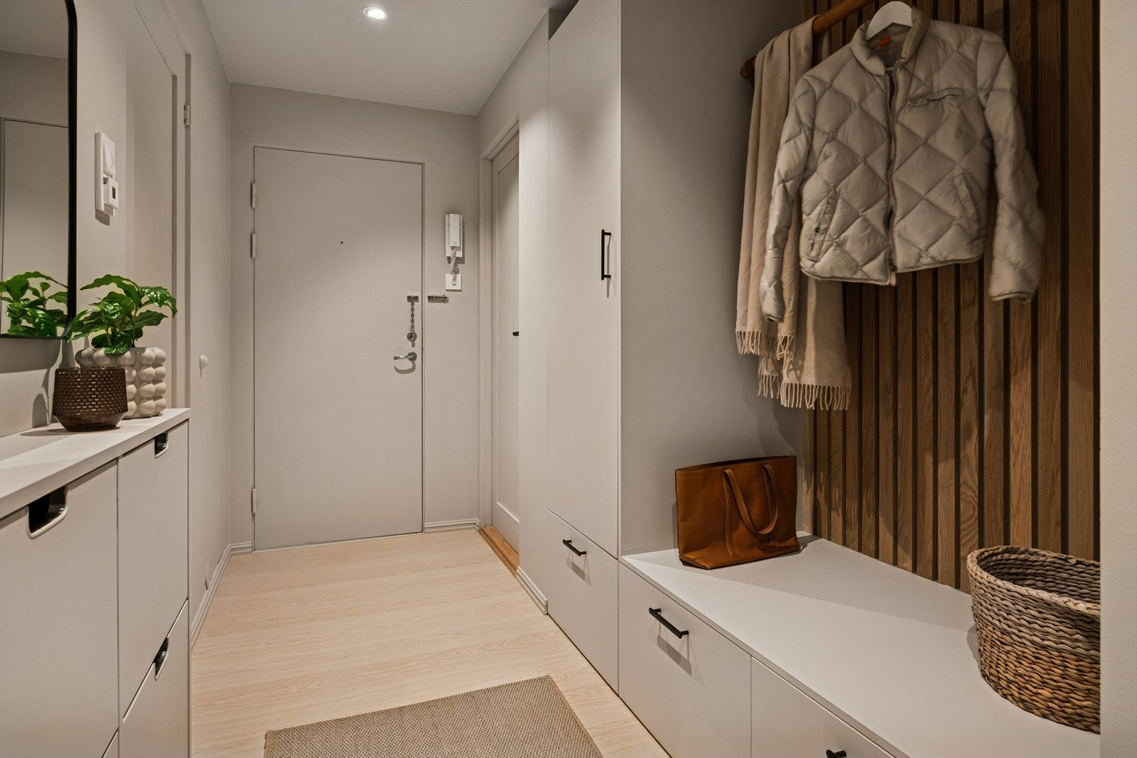 Her ønskes man velkommen inn i en innbydende og romslig entré/gang (6,3 m²). Her er det god plass til å henge fra seg yttertøy og sette fra seg sko. Galleribilde