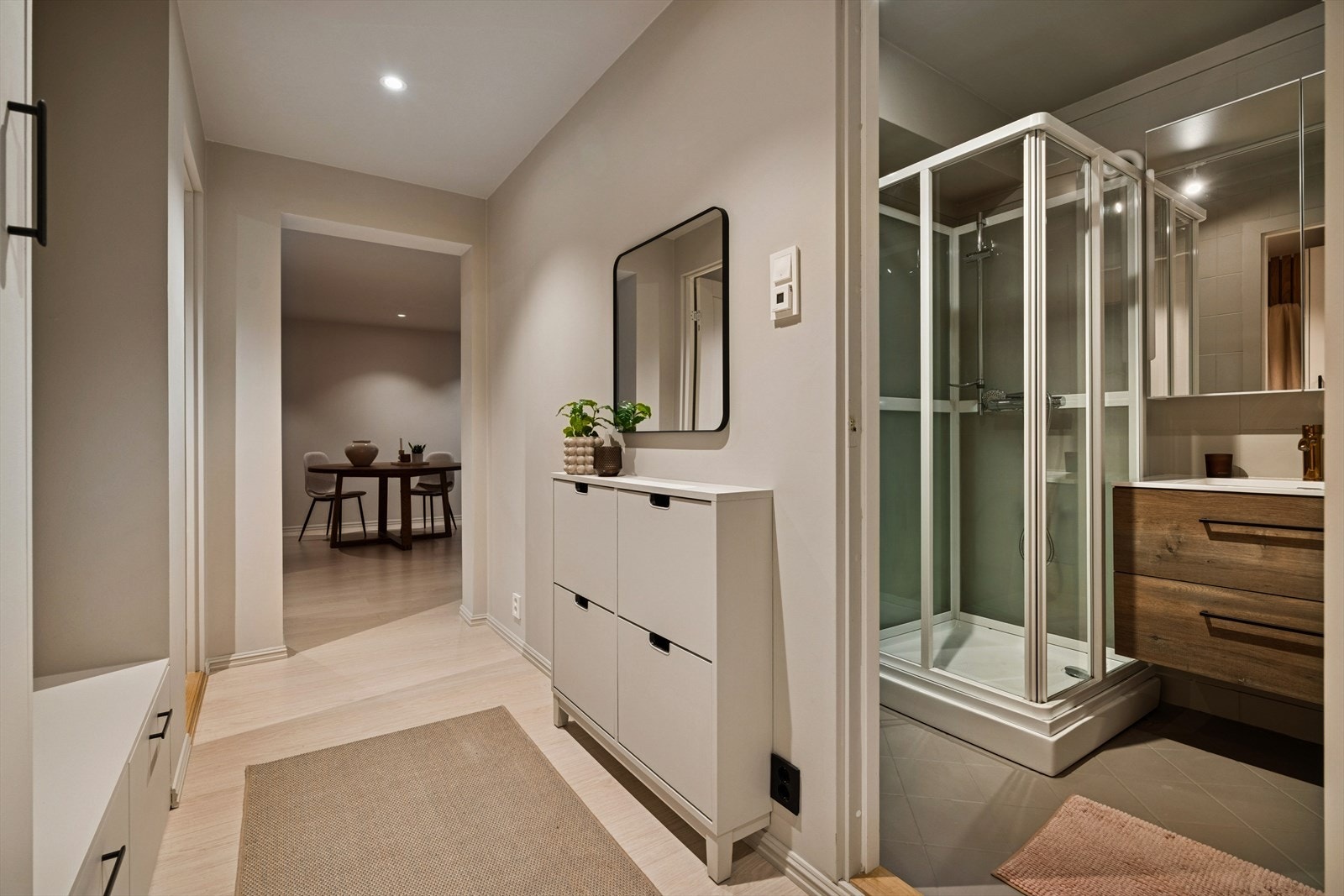 Innenfor hoveddøren gir entrèen et meget godt førsteinntrykk, og som får deg til å følge deg hjemme fra første stund. Galleribilde