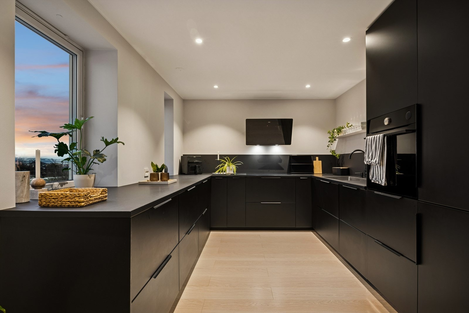 Stilrent kjøkken (13,5 m²) fra 2019 - Solid innredning med god skap - og benkeplass. 2 vindu gir flott utsikt og godt med naturlig lys. Galleribilde