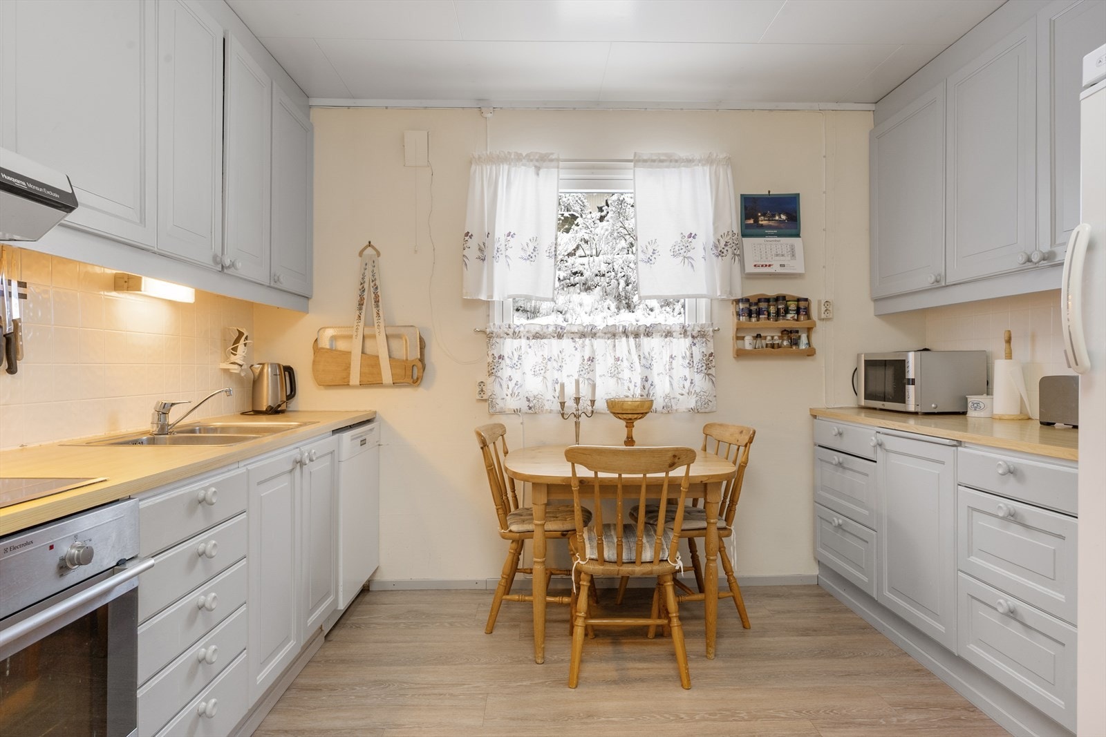 Funksjonelt kjøkken med innredning fra byggeår og plass til en liten spiseplass. Galleribilde