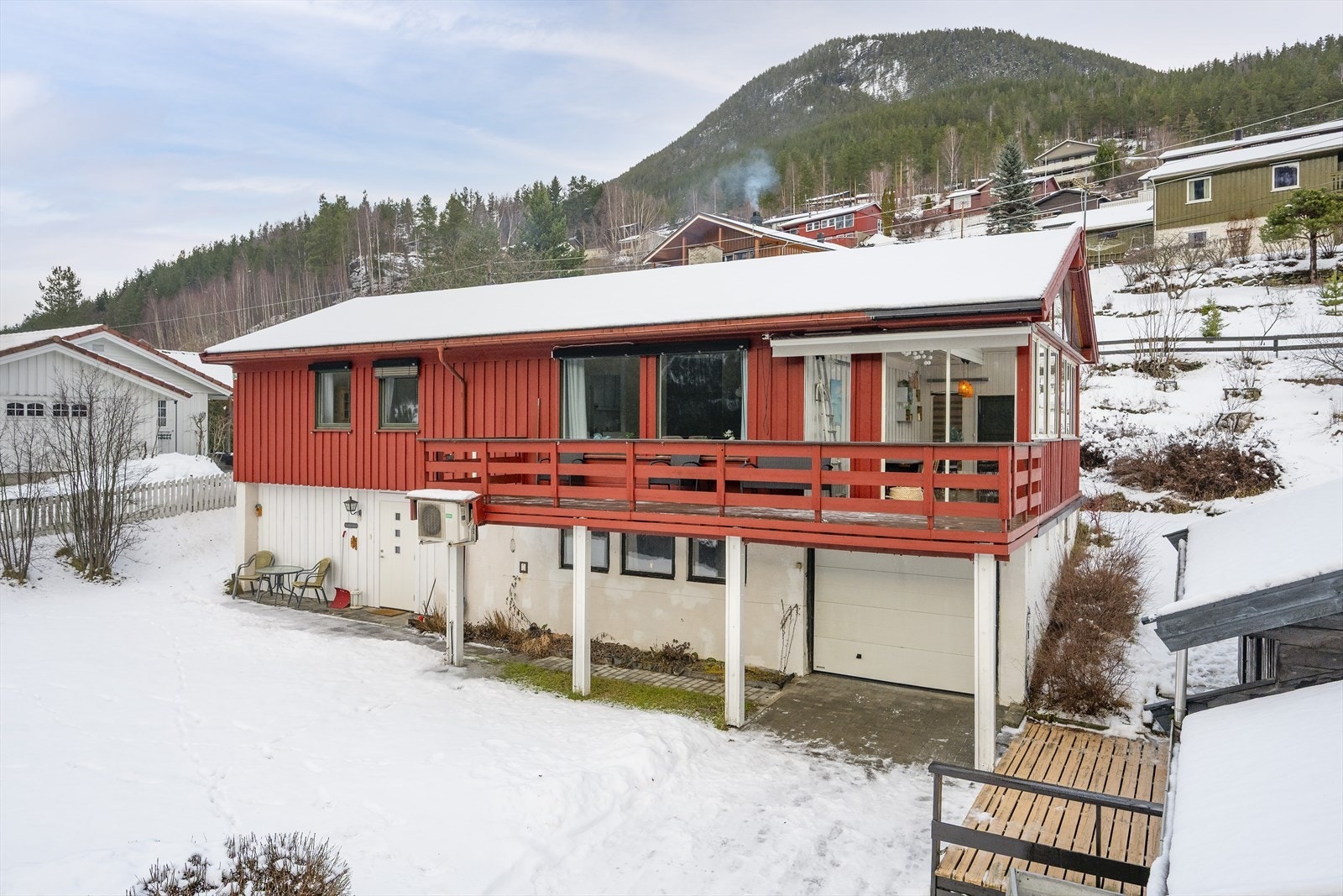 Boligen fra 1971 går over to plan med integrert garasje i underetasjen. Galleribilde