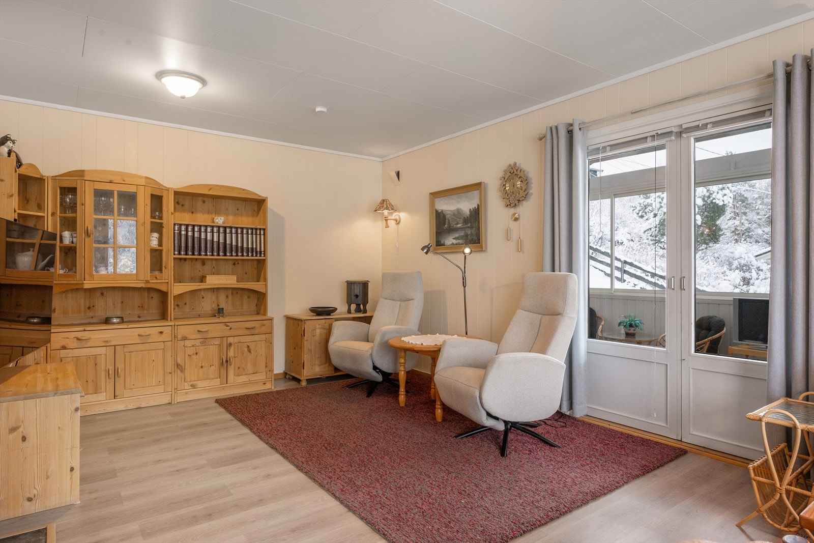 Fra stuen er det direkte utgang til uteplassene via en tofløyet verandadør. Galleribilde