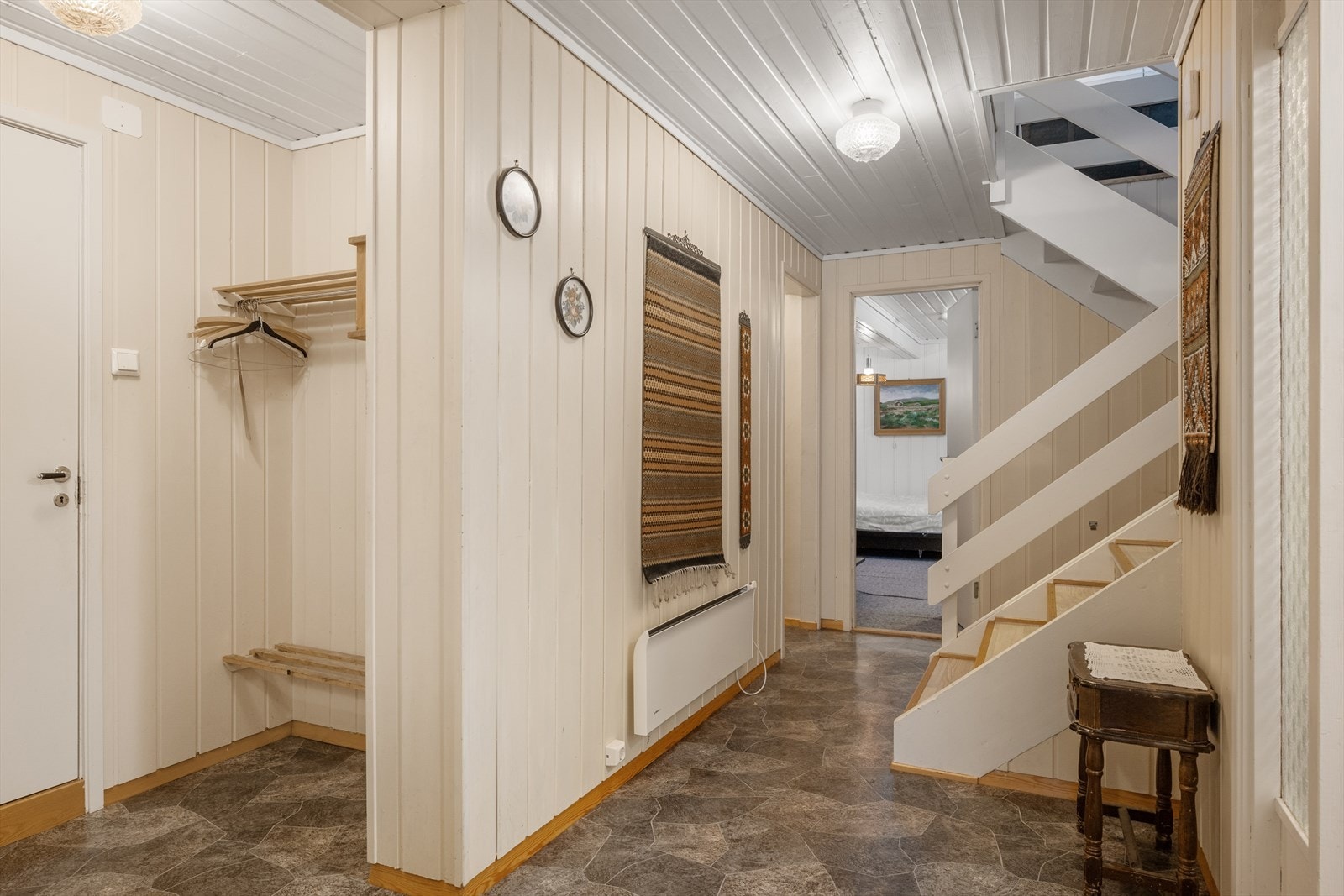 Praktisk nisje med plass til yttertøy og sko, og trapp som leder opp til hovedetasjen. Galleribilde